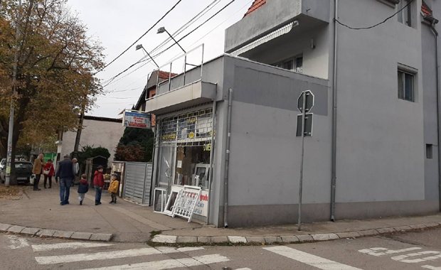 Експлозија у Нишу: Бачена кашикара на радњу са столаријом, полиција трага за нападачем (ФОТО)